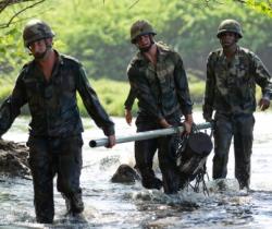 Des soldats du 6e régiment de génie franchissent un cours d’eau à la Réunion lors d’un stage d’aguerrissement. Crédit : DICOD 