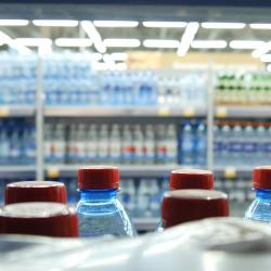 En grandes et moyennes surfaces, le rayon eau et boissons concentrerait près de 40 % des plastiques à usage unique, selon l’enquête. © Getty Images