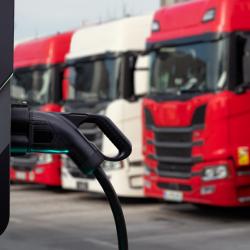 Le déploiement des infrastructures de recharge constitue l’un des principaux leviers identifiés pour accélérer l’électrification des poids lourds. © Getty Images