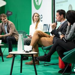 De gauche à droite : Marc-Antoine Franc, directeur général de l’éco-organisme Twiice ; Maud Rochais, directrice générale de Chep ; Mathieu Bernard, gérant de Emb-i-pack ; Shu Zhang, cofondatrice de Pandobac lors du salon Reuse Economy Expo, le 20 mai © Ludovic Le Couster