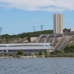 La centrale hydroélectrique d'EDF dans l'étang de Berre. © Gipreb